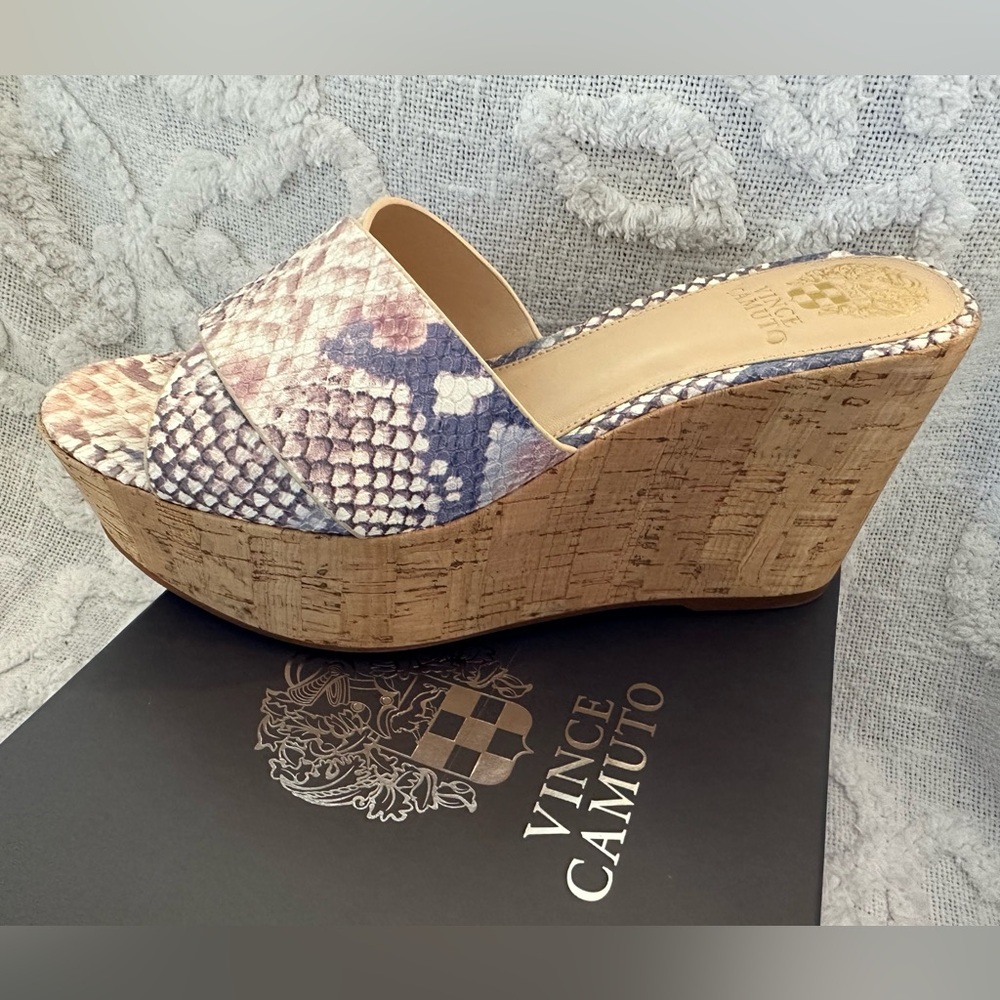 Vince Camuto, Kessina, sz8, cork wedge, Blue snake print. Never worn, orig. box